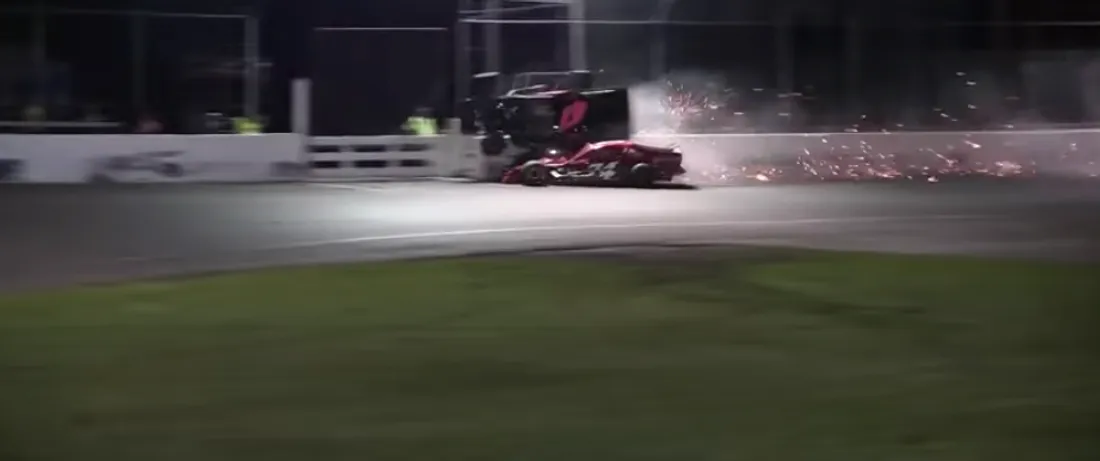 La voiture s'est envolée avant de retomber sur la foule